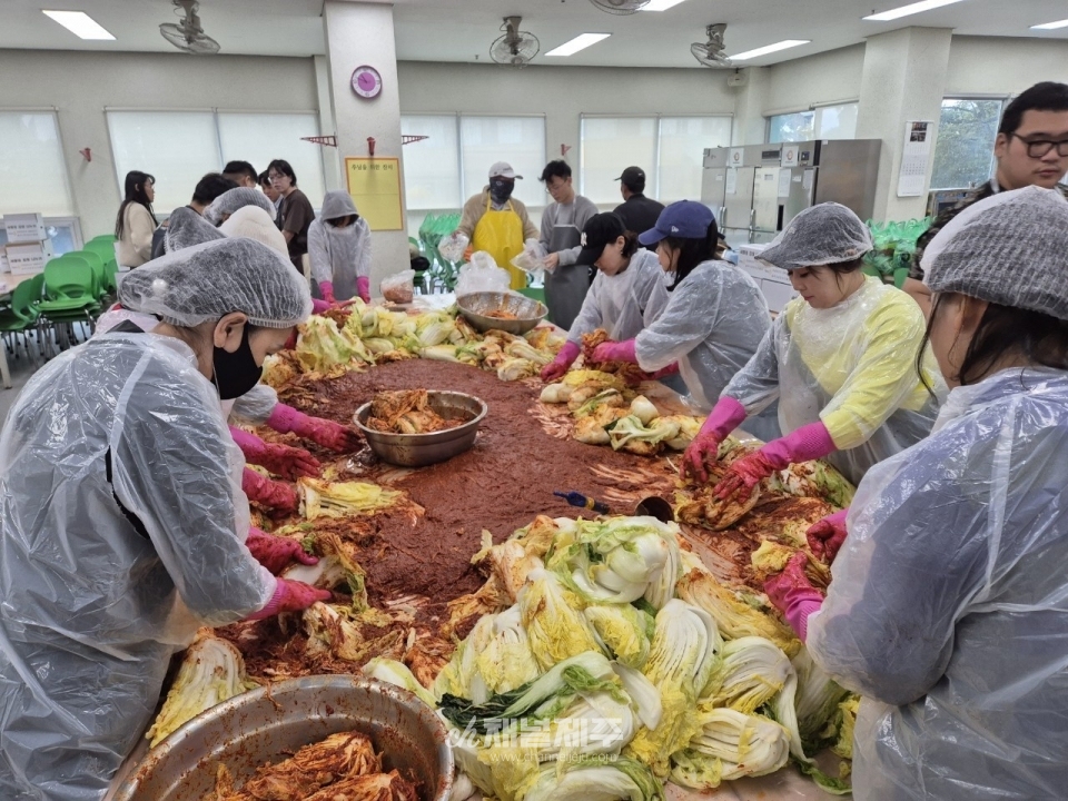 정성스럽게 만들어진 김치, 서부종합사회복지관과 경천요양원에 전달