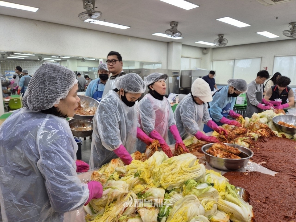 정성스럽게 만들어진 김치, 서부종합사회복지관과 경천요양원에 전달
