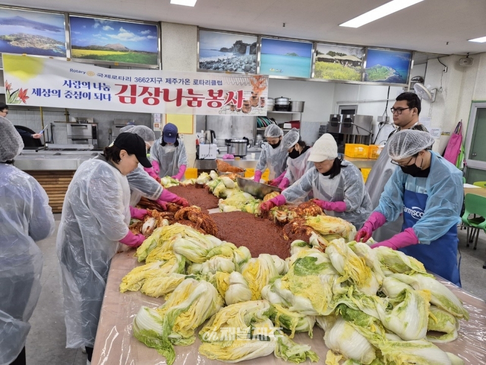 정성스럽게 만들어진 김치, 서부종합사회복지관과 경천요양원에 전달