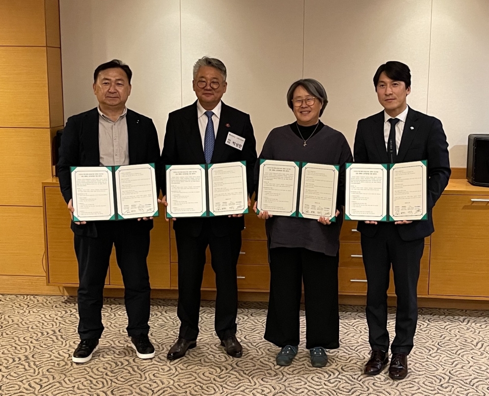 지난 12일(목) 왼쪽부터 서귀포시교육발전기금 김문수 이사장, 초록우산 서귀포시후원회 박성현 회장, (사)제주올레 이은주 대표, 초록우산 제주지역본부 변정근 본부장이 나눔 협약을 체결하고 기념사진을 촬영했다.