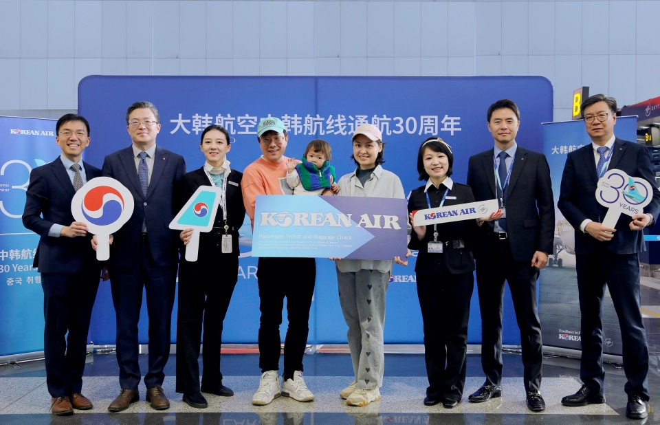 대한항공은 22일 베이징 서우두 국제공항과 선양 타오셴 국제공항 두 곳에서 중국 취항 30주년 맞이 ‘탑승객 대상 기념 행사’를 열었다.