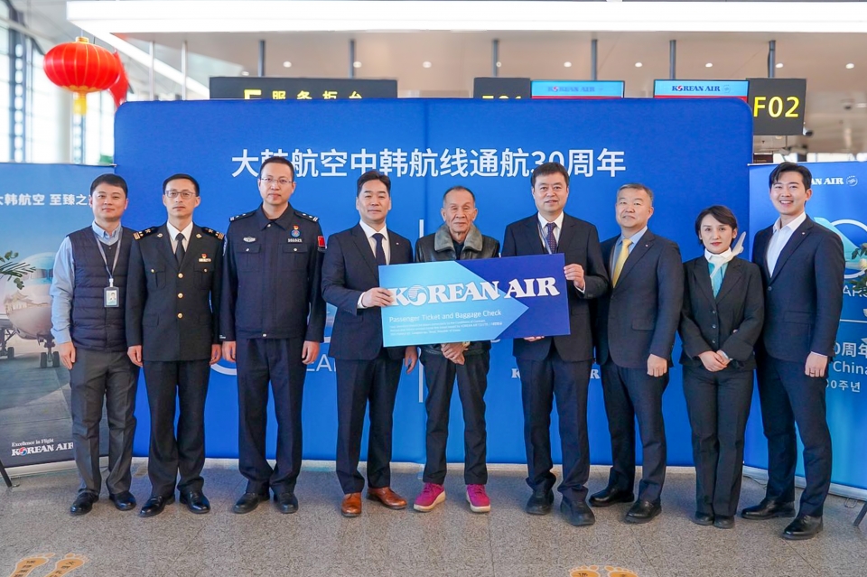 대한항공은 22일 베이징 서우두 국제공항과 선양 타오셴 국제공항 두 곳에서 중국 취항 30주년 맞이 ‘탑승객 대상 기념 행사’를 열었다.