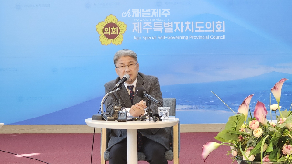 이상봉 의장은 26일 제주도의회 도민카페에서 출입기자들과 신년대담회를 열고 2025년 의정운영 방향과 주요 정책을 발표했다.(사진=제주도인터넷신문방송기자협회 특별취재단)