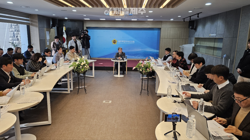 이상봉 의장은 26일 제주도의회 도민카페에서 출입기자들과 신년대담회를 열고 2025년 의정운영 방향과 주요 정책을 발표했다.(사진=제주도인터넷신문방송기자협회 특별취재단)