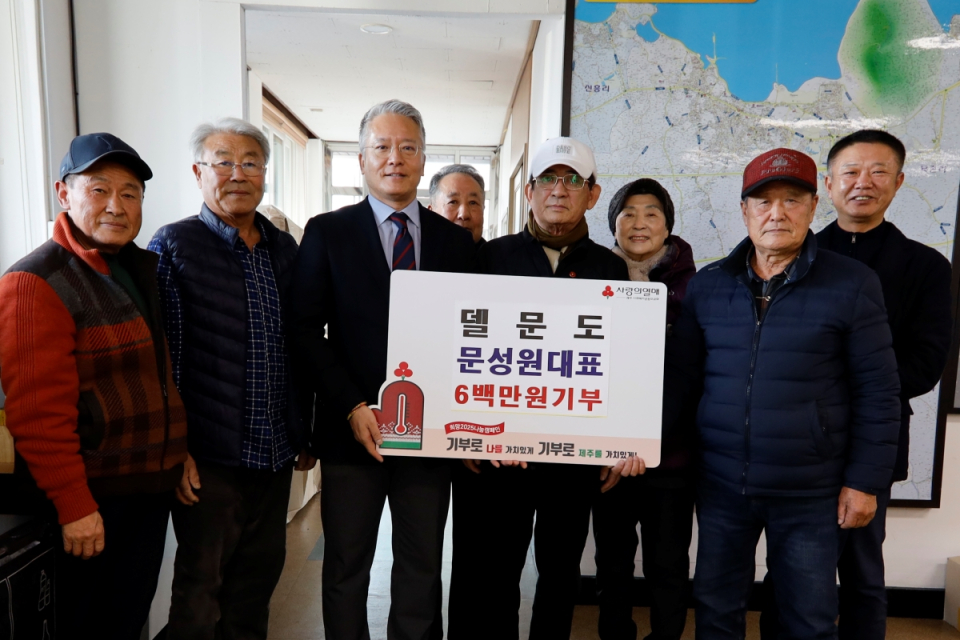 델문도 문성원 대표(왼쪽 3번째) 외 관계자들이 기념촬영을 하고 있다.