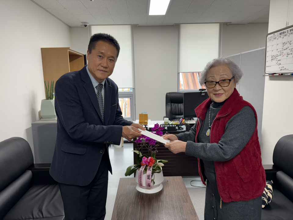 김만덕상수상자회 김인순 회장(왼쪽에서 2번째)이 제주농아인협회에 성금 100만원을 전달하고 있다.
