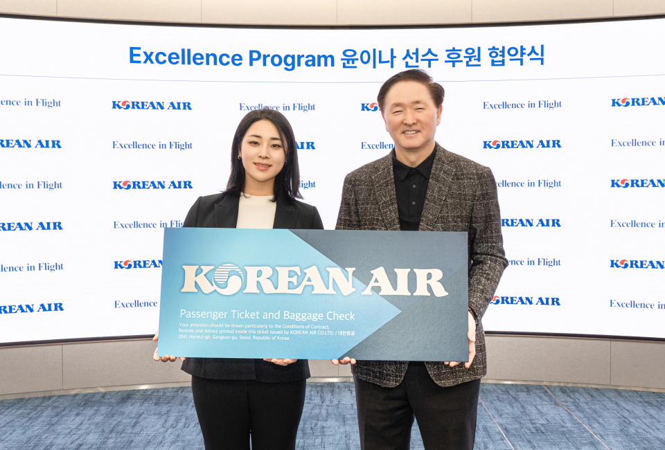 대한항공은 1월 10일 오후 서울 강서구 대한항공 본사에서 ‘엑설런스 프로그램 (Excellence Program) 후원 협약식’을 가졌다. 사진은 협약식에 참석한 우기홍 대한항공 사장(오른쪽)과 프로골퍼 윤이나 선수가 기념 사진을 촬영하는 모습