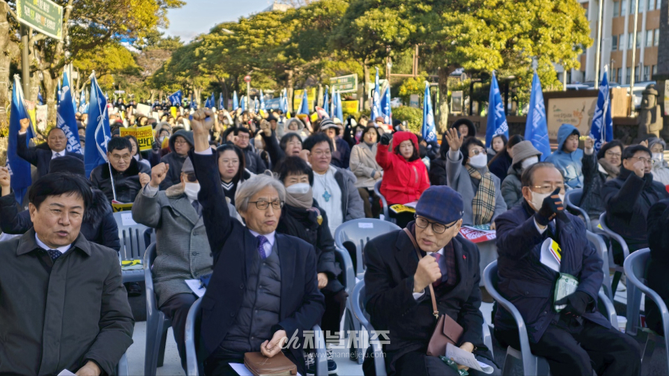발언자들은 “차별금지법을 포함한 학생인권조례와 같은 인권 관련 제정 시도들은 이미 서울대와 여러 지역에서 시도되었지만 반대에 부딪혀 무산된 사례가 있다”며, “제주평화인권헌장 역시 도민의 의사를 반영하지 못한 채 제정이 추진되고 있다”고 비판했다.