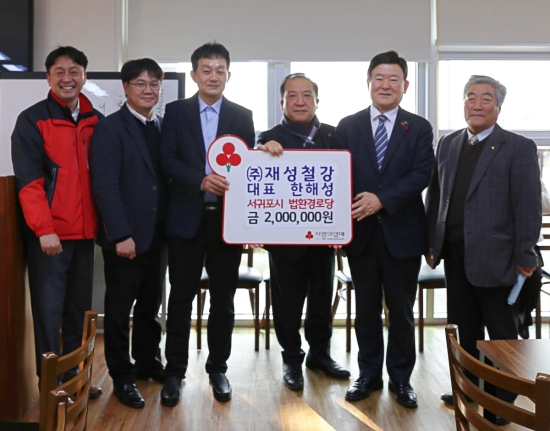 (왼쪽부터) 제주사회복지공동모금회 김성율 팀장, 사단법인 가치잇다 김홍철 이사장, ㈜재성철강 한해성 대표, 제주특별자치도의회 이정엽 도의원, 제주특별자치도 김광수 교육감, 법환노인회 한원삼 회장이 기념촬영을 하고 있다.