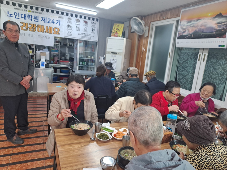 제주도 노인대학원 제24기 원우회, 제주양로원 어르신들께 따뜻한 점심 대접