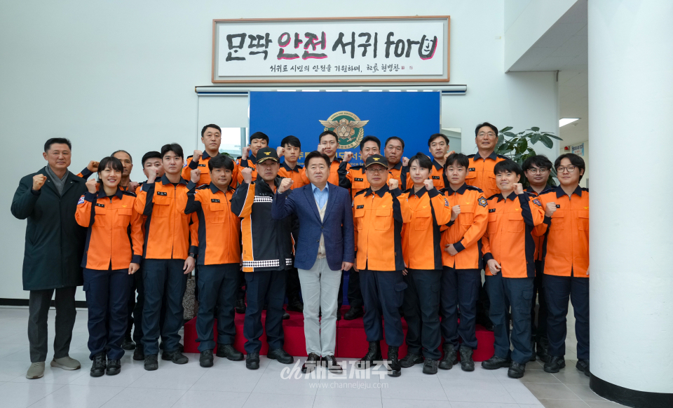 오영훈 지사는 27일 일본 출장을 마치고 귀국한 직후 제주국제공항에서 자치경찰단과 관제탑 근무자들을 격려했다. 이어 동문재래시장을 방문해 상인들과 “파이팅!”을 함께 외치며 격려하고, 대파와 미역, 몸, 참기름 등을 구매하며 전통시장 활성화에 나섰다.(사진제공=제주도)