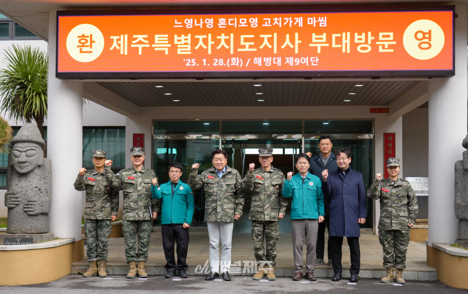 오영훈 지사는 27일 일본 출장을 마치고 귀국한 직후 제주국제공항에서 자치경찰단과 관제탑 근무자들을 격려했다. 이어 동문재래시장을 방문해 상인들과 “파이팅!”을 함께 외치며 격려하고, 대파와 미역, 몸, 참기름 등을 구매하며 전통시장 활성화에 나섰다.(사진제공=제주도)