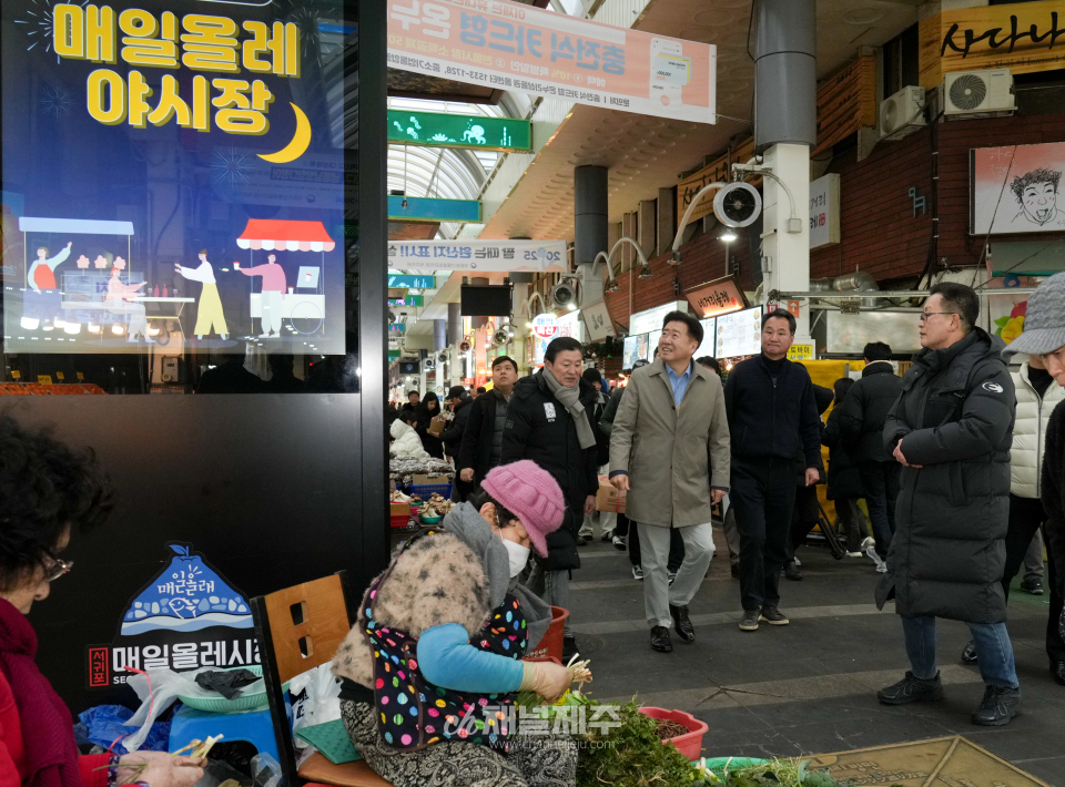 오영훈 지사는 27일 일본 출장을 마치고 귀국한 직후 제주국제공항에서 자치경찰단과 관제탑 근무자들을 격려했다. 이어 동문재래시장을 방문해 상인들과 “파이팅!”을 함께 외치며 격려하고, 대파와 미역, 몸, 참기름 등을 구매하며 전통시장 활성화에 나섰다.(사진제공=제주도)