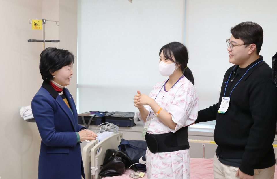 김애숙 정무부지사(왼쪽에서 1번째)는 “자녀양육에 대한 경제적 부담을 덜어 출산율을 높일 수 있는 제주형 저출생 위기대응 정책을 지속적으로 발굴하겠다”고 말했다.(사진제공=제주도)