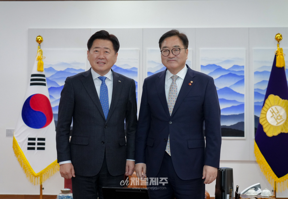 오영훈 지사는 11일 오후 국회에서 우원식 국회의장을 만나 제주-중국 칭다오 간 신규항로 개설 행정절차가 조속히 마무리될 수 있도록 국회 차원의 적극적인 협조를 요청했다.(사진제공=제주도)