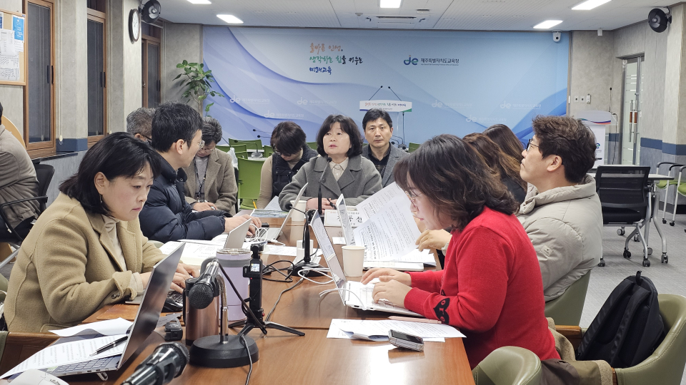 브리핑을 진행하는 제주특별자치도교육청 강동선 안전국장