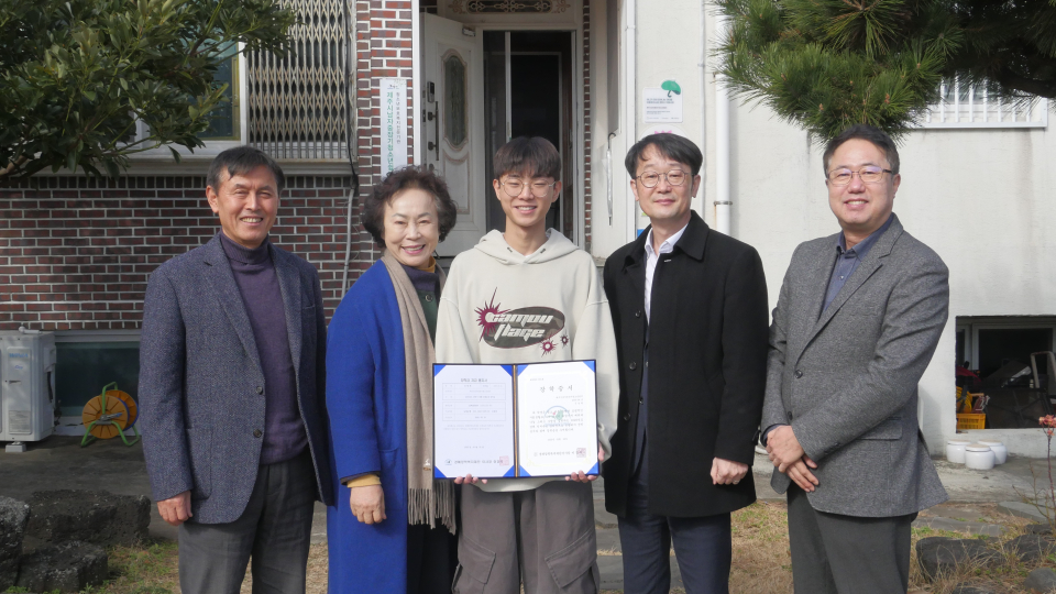 이번 전달식에서 이경의 경해장학복지재단 이사장은 “신정현 군이 가진 잠재력과 노력은 앞으로 대한민국을 대표하는 인재로 성장할 가능성을 보여준다”며 “더 많은 사랑과 격려가 쏟아져 그가 더욱 건강하고 성공적인 미래를 열어나가기를 기원한다”라고 말했다.
