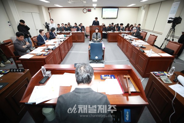 제주특별자치도의회 환경도시위원회(위원장 정민구)는 25일 열린 제435회 임시회 회의에서 ‘도시지역 외 지역에서의 지구단위계획구역 지정 제한지역 변경동의안’을 심사하고, 부대의견을 달아 원안 가결했다.(사진=제주도의회)