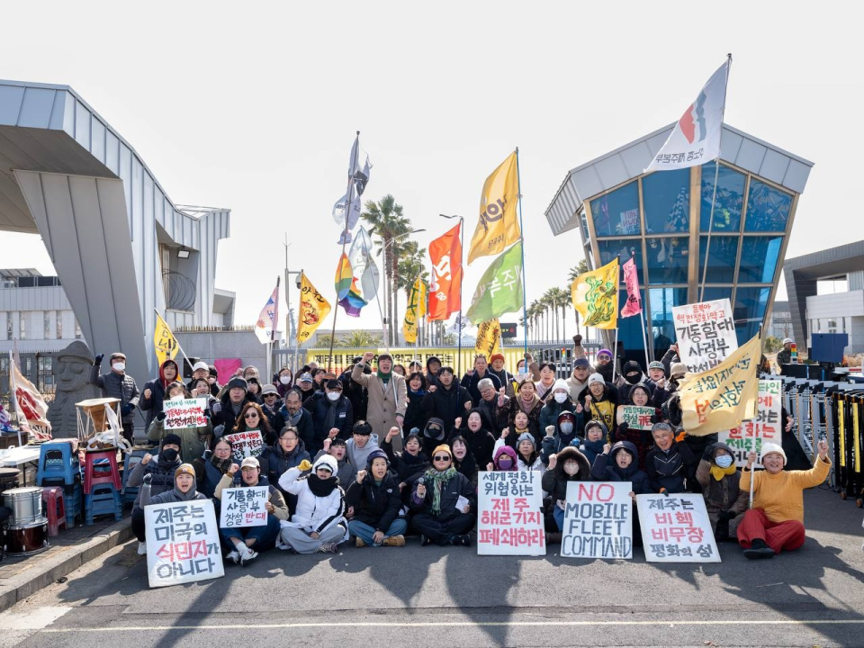 (자료사진)2025년2월3일 기동함대사령부 창설을 규탄하는 집회 참가자들이 제주해국기지 정문 앞에서 구호를 외치고 있다.(사진제공=주용성 시민기자)