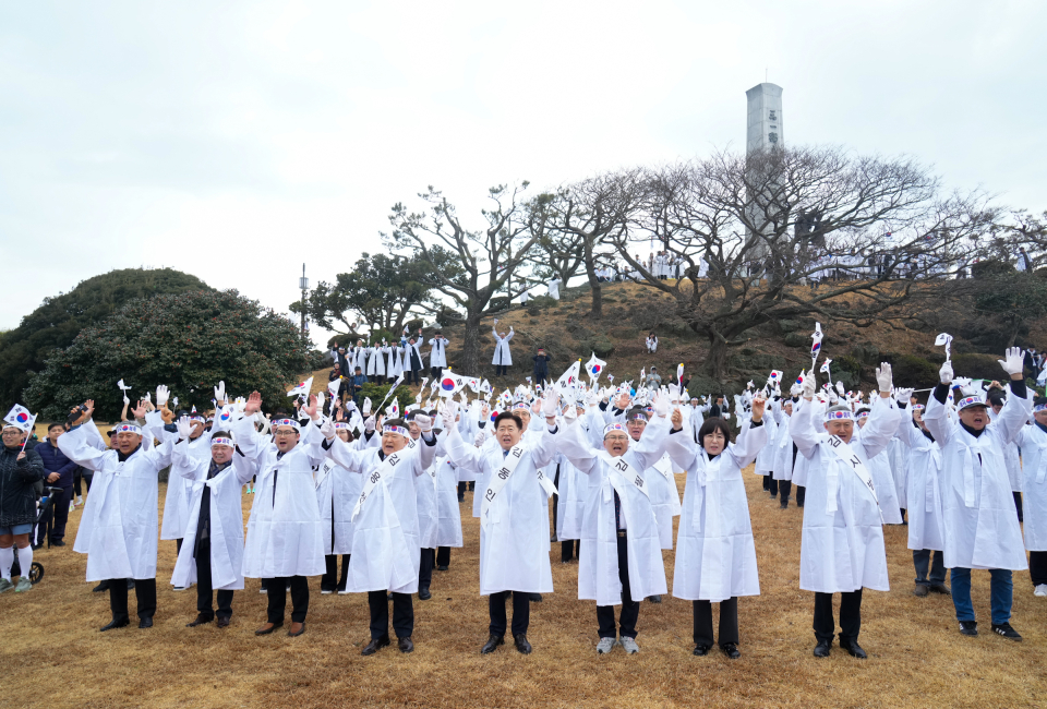제주특별자치도는 3월 1일 오전 10시 조천체육관에서 ‘제주를 울린 함성, 내일의 빛으로’라는 주제로 3·1절 기념식을 개최했다.