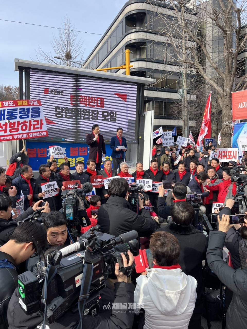 이들은 “법 앞에서 모든 국민은 평등해야 하며, 윤석열 대통령에게도 ‘무죄 추정의 원칙’과 불구속 재판의 권리가 보장돼야 한다”고 강하게 요구했다.