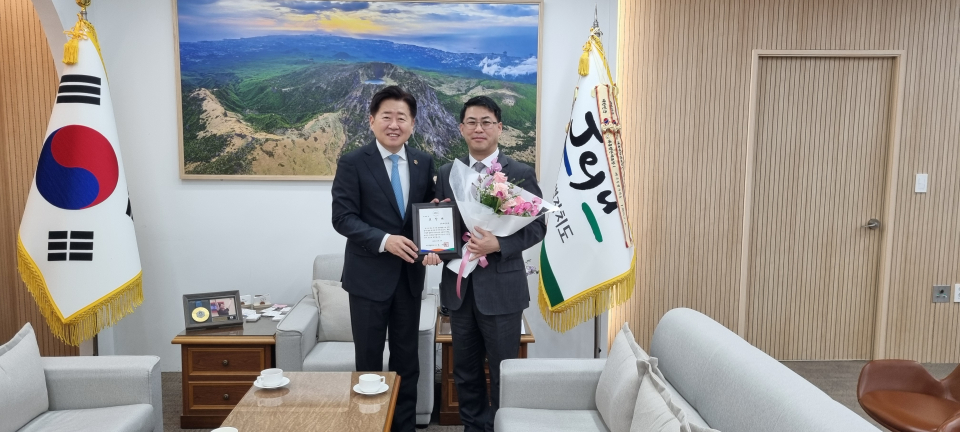 표창패 수상하는 대한한공 한국지역본부장