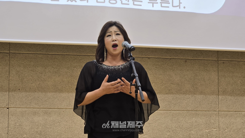 오능희 소프라노의 '그리운 금강산'과 '감수광' 공연은 참석자들에게 감동을 선사하며, 한마당 행사의 분위기를 더욱 고조시켰다.
