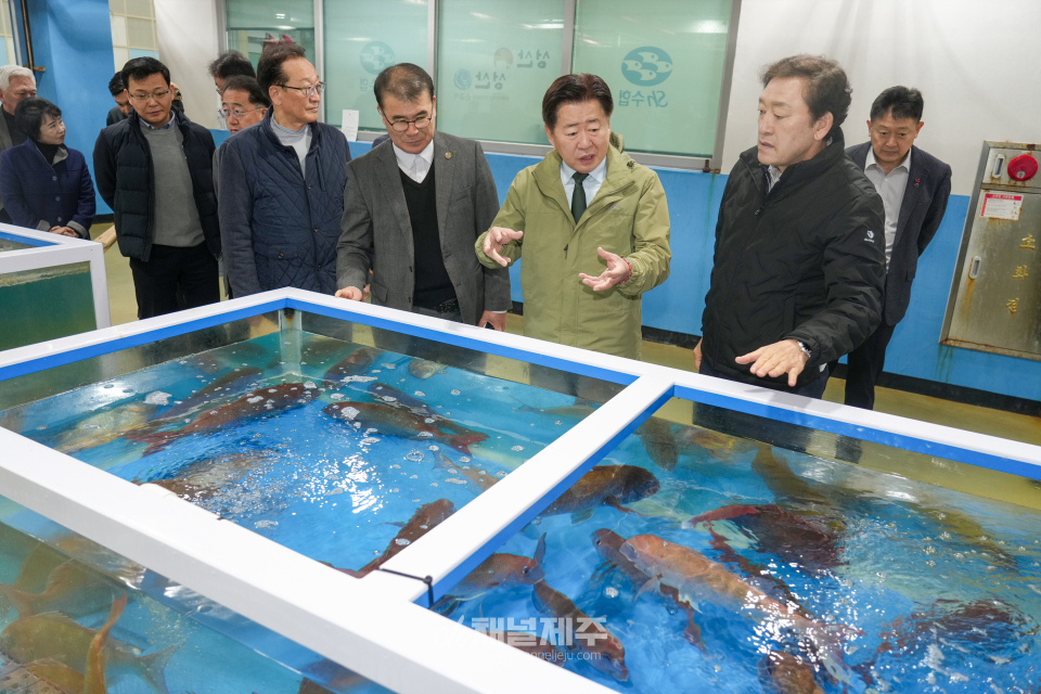 오영훈 지사는 “기후 온난화와 한일 배타적경제수역(EEZ) 협정 지연으로 어획량은 줄어들고 조업 비용은 증가하는 등 어업인의 부담이 늘어나고 있다”면서 “이러한 어려움을 해소하도록 도정에서 적극 뒷받침하겠다”고 강조했다.(사진제공=제주도)