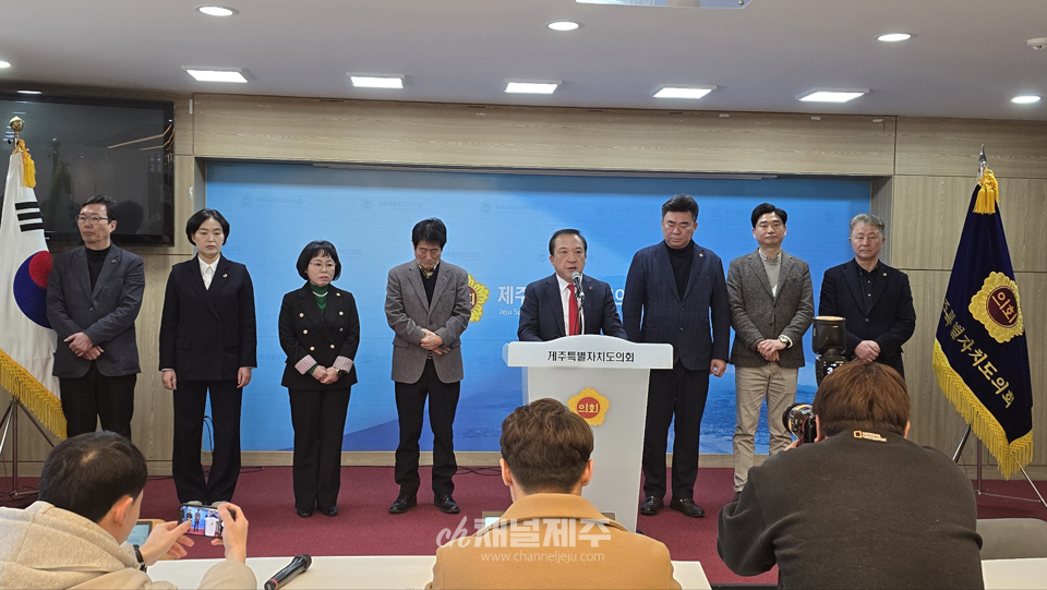 국민의힘 제주도의원들은 17일, 더불어민주당 제주도의원들의 윤석열 대통령 파면을 촉구하는 철야농성을 강력히 비판했다.