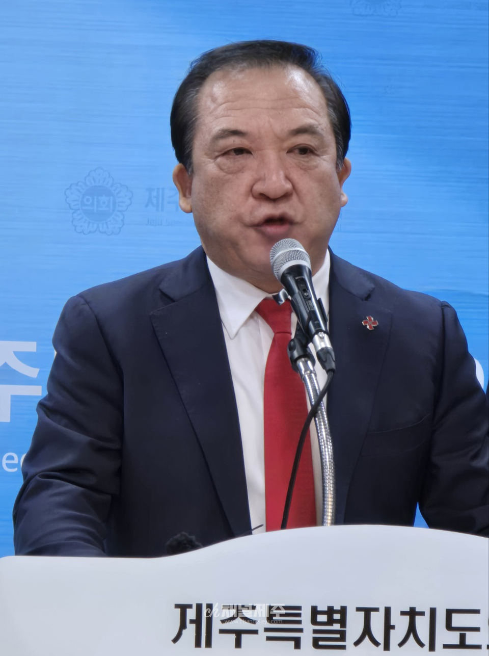 이정엽 원내대표는 민주당이 민생 문제 해결에 집중하기보다는 정치적 논란에 휘말리고 있다고 비판하며, “제주도 특별자치도 의회에서도 정치적 입지를 확고히 하기 위해 민생 문제를 등한시하고 있다”고 지적했다.