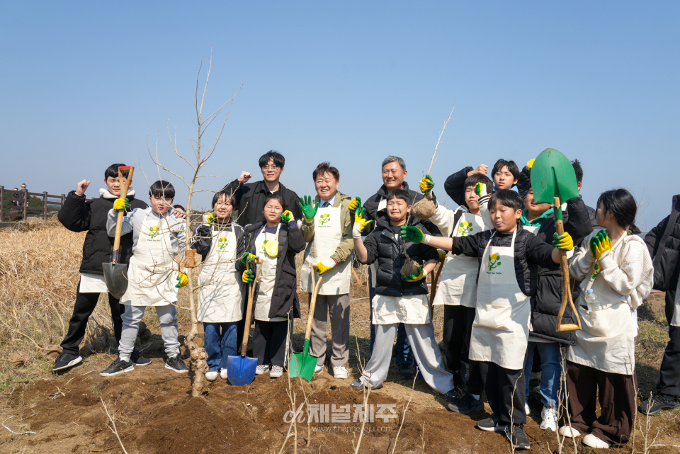 제주도는 21일 오전 서귀포시 성산읍 일대에서 ‘탄소중립 실현, 전국 최초 자생맹그로브 미래를 심다’를 주제로 ‘제80회 식목일 기념식’을 개최했다.(사진제공=제주도)