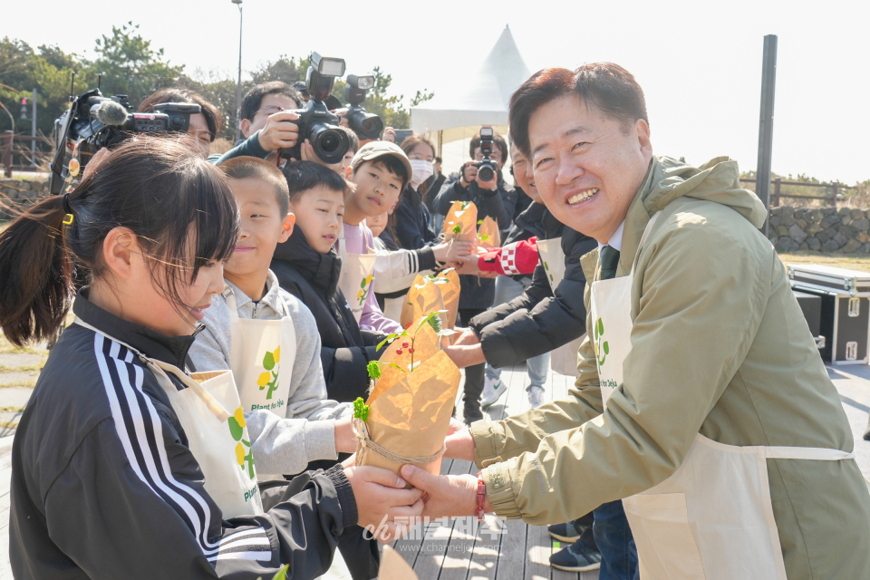 제주도는 21일 오전 서귀포시 성산읍 일대에서 ‘탄소중립 실현, 전국 최초 자생맹그로브 미래를 심다’를 주제로 ‘제80회 식목일 기념식’을 개최했다.(사진제공=제주도)