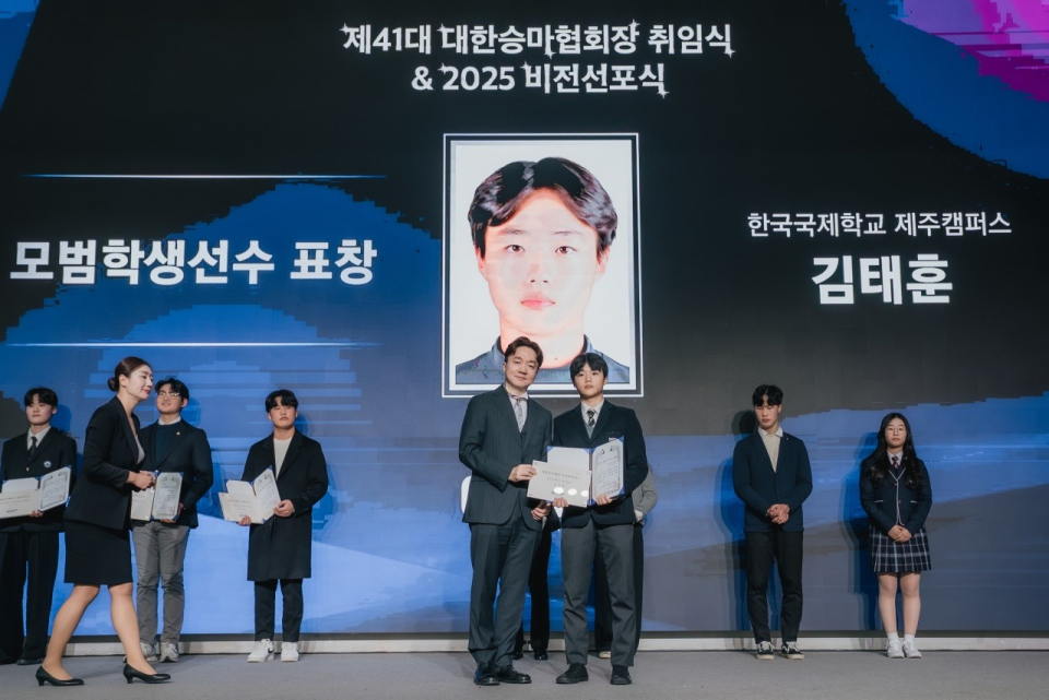 김태훈 선수는 지난 한 해 동안 대통령기 전국승마대회, 정기룡장군배 전국승마대회, 회장배 전국승마선수권대회, 문화체육관광부장관기 전국승마대회 등 굵직한 대회에서 금·은메달을 획득하며 압도적인 기량을 선보였다.