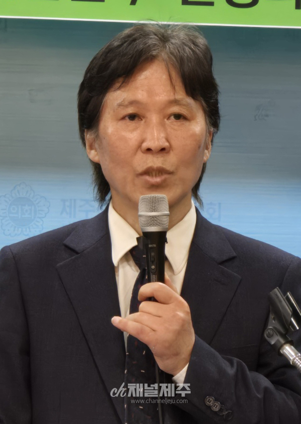 월정리를 사랑하는 사람들(대표 황정현), 용천동굴을 지키는 사람들(대표 부형률), 월정리 용천동굴과 동부하수처리장 문제 비상대책위원회(위원장 황정현)는 26일 제주도의회 도민카페에서 기자회견을 열고, “동부하수처리장 증설에 대한 법적 판단은 끝나지 않았다”며 강력히 반발했다.