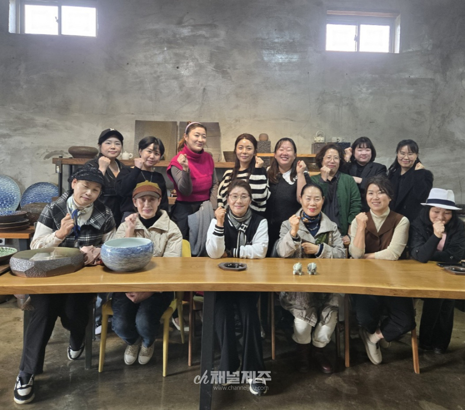 더불어민주당 서귀포시지역위원회 여성위원회, 제77회 4·3 추념 ‘동백 브로치 만들기’ 행사 진행