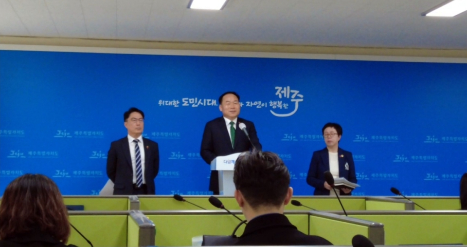 예산안에 설명하고 있는 최명동 제주자치도 기획조정실장