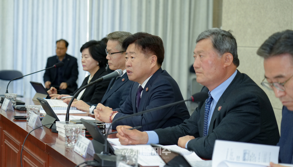 오영훈 지사는 31일 도청 탐라홀에서 열린 4월 월간정책공유회의에서 “30일부터 하계 항공스케줄이 적용됐으며, 이번 주가 관광객 증가 전환의 중요한 갈림길이 될 것”이라고 강조했다.(사진제공=제주도)