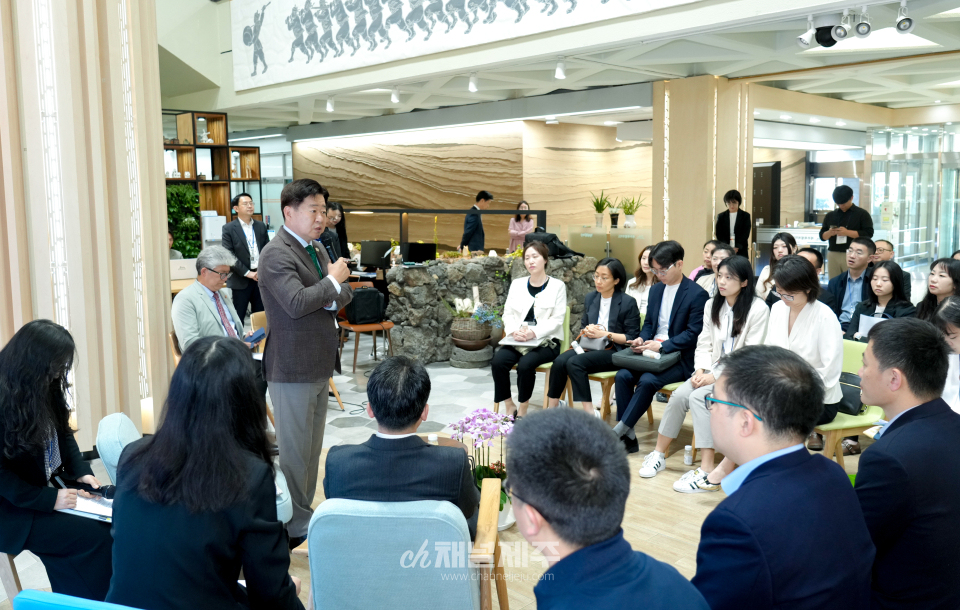 제주도는 24일 오전 도청 로비에서 위안 민다오(袁敏道) 중국인민대외우호협회 부회장을 단장으로 하는 중국 청년대표단 50여 명을 환영했다.(사진=제주도)