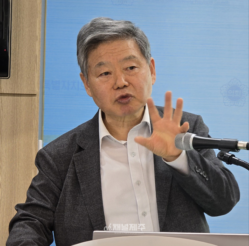 임정범 전국 비운의 항일유족회 간사는 지난 23일 오후 제주도의회 도민카페에서 기자회견을 열고, 현 정부의 보훈정책과 안보 대응에 대해 “대한민국은 사실상 패망 직전의 ‘월남화’ 상황”이라며 강도 높은 비판을 쏟아냈다.