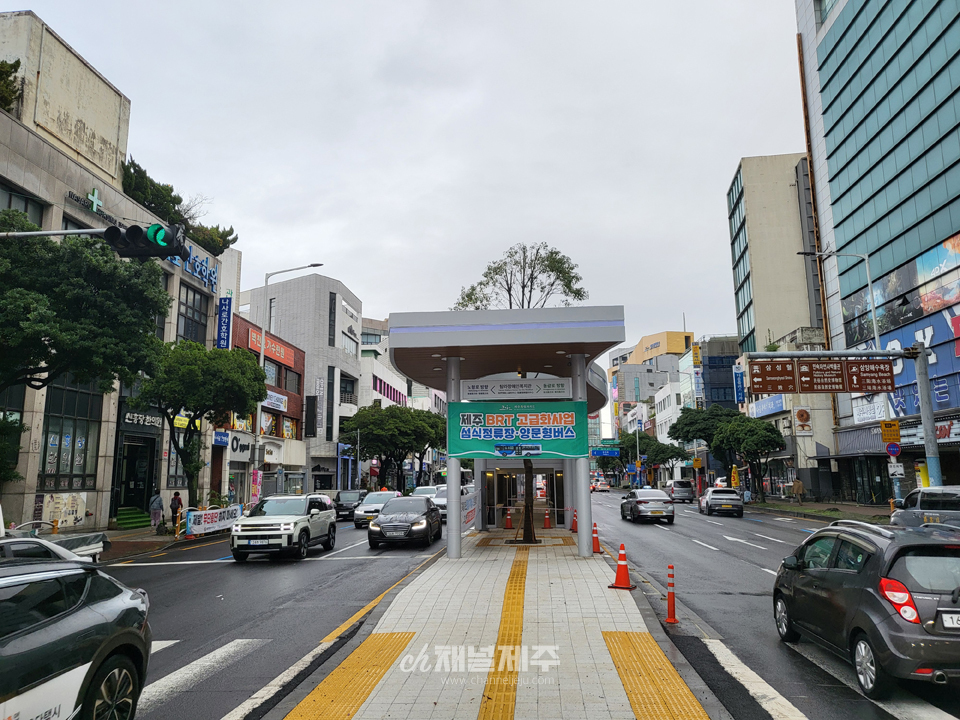 제주특별자치도가 국내 최초로 ‘섬식정류장(사진)’을 도입한 ‘제주형 간선급행버스체계(BRT) 고급화사업’ 서광로 구간을 5월 9일 오전 6시부터 본격 개통한다.(사진=제주도)