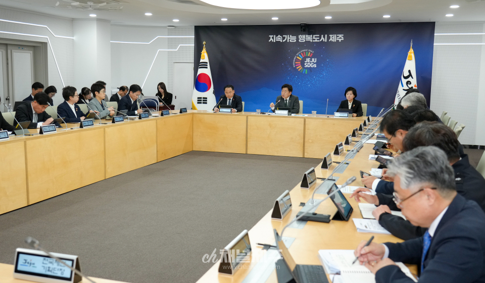 오영훈 제주도지사는 7일 오전 도청 한라홀에서 열린 주간 혁신성장회의에서 “이번 주를 기점으로 관광객 증가세로 전환될 것으로 전망되지만, 이를 뒷받침할 정책이 제대로 실행되지 않으면 실현되기 어렵다”며 정책 추진의 적시성을 강조했다.(사진제공=제주도)