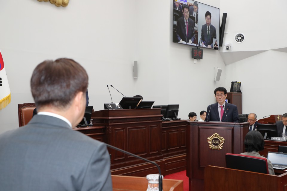 고태민 의원(국민의힘, 제주시 애월읍 갑)은 7일 제437회 임시회 제2차 본회의에서 오영훈 제주특별자치도지사와의 도정질문에서 제주 민생경제를 살리고 고사 직전인 지역 건설경기를 부양하기 위해서는 ‘장기계속계약 공사’ 문제부터 개선되어야 한다고 밝혔다.