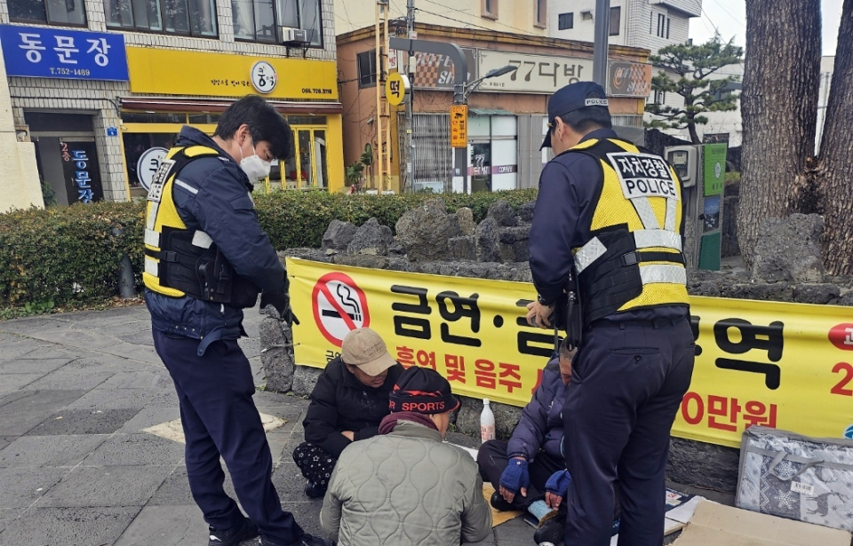 탐라문화광장 음주 행위를 단속하는 제주자치경찰단