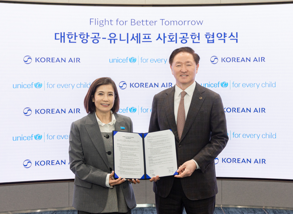 대한항공은 지난 19일 유니세프 한국위원회와 지구촌 어린이 지원을 위한 사회공헌 협약을 맺었다. 사진은 협약식에 참석한 우기홍 대한항공 부회장(오른쪽)이 조미진 유니세프 한국위원회 사무총장(왼쪽)과 기념사진을 촬영하는 모습