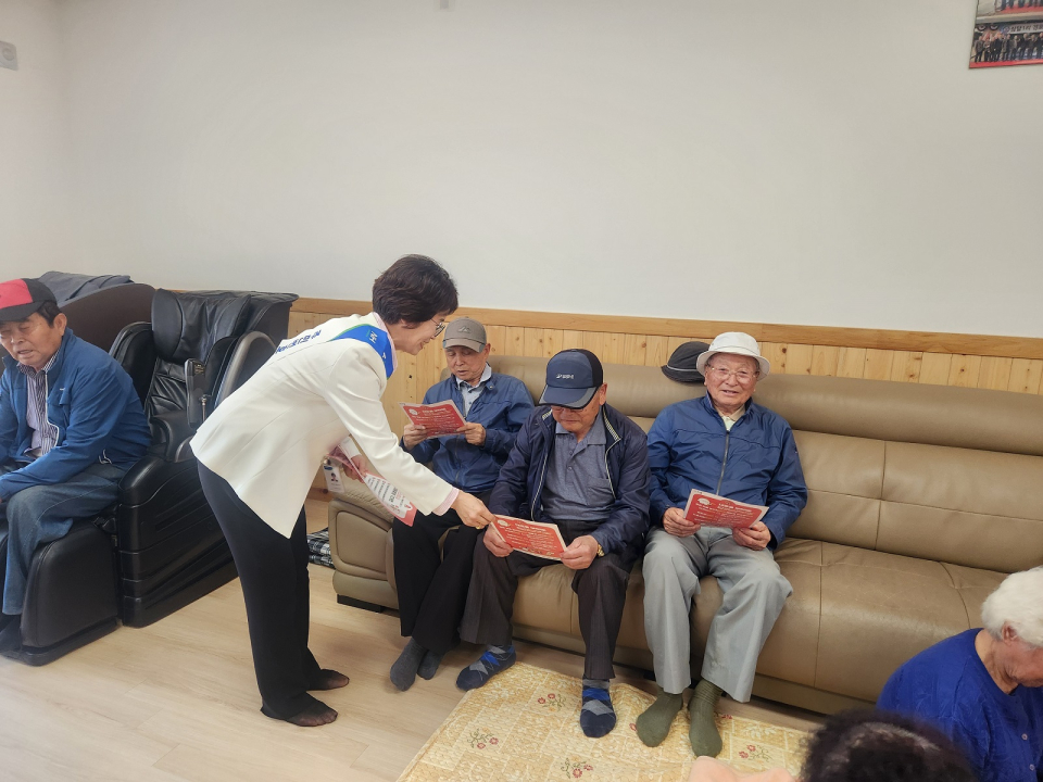 성산일출봉농협 신산지점, 지역주민 대상 전화금융사기 예방캠페인 전개