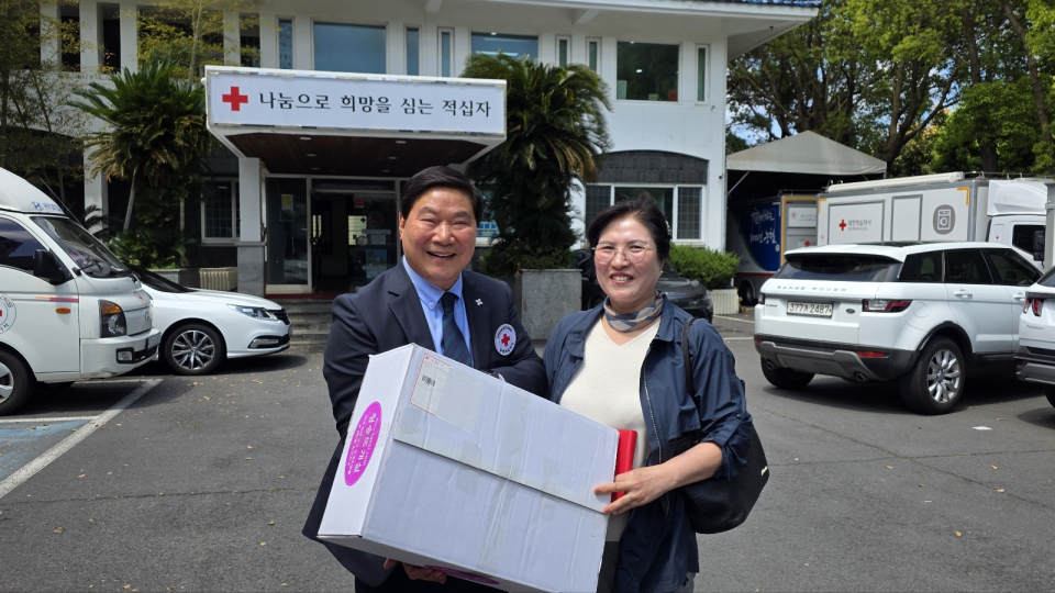 후원자를 환한 미소로 맞는 정태근 회장