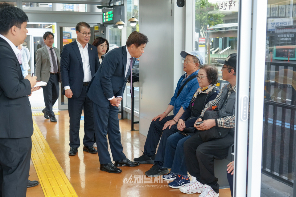 15일 오후 오영훈 지사와 도 본청 실국장, 직속부서장 등 간부공무원 20여 명이 서광로 BRT 구간과 제주버스터미널 섬식정류장 내 시설을 점검하고, 현장에서 만난 도민들의 불편사항을 청취했다.(사진=제주도)