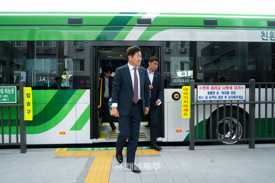 15일 오후 오영훈 지사와 도 본청 실국장, 직속부서장 등 간부공무원 20여 명이 서광로 BRT 구간과 제주버스터미널 섬식정류장 내 시설을 점검하고, 현장에서 만난 도민들의 불편사항을 청취했다.(사진=제주도)
