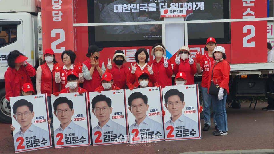 이날 연설에서 김 위원장은 특히 이재명 후보를 향한 비판의 수위를 높였다. 그는 “7개의 형사재판, 11건의 재판을 받고 있는 사람이 대통령 후보가 되는 현실이 부끄럽다”고 지적하며 “법과 윤리가 무너진 세상을 다음 세대에 물려줄 수 없다”고 주장했다.