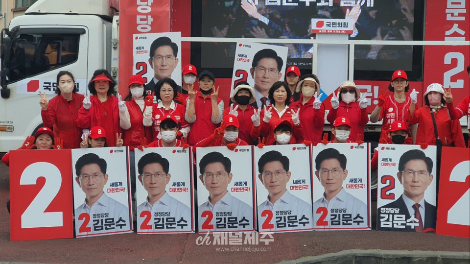 이날 연설에서 김 위원장은 특히 이재명 후보를 향한 비판의 수위를 높였다. 그는 “7개의 형사재판, 11건의 재판을 받고 있는 사람이 대통령 후보가 되는 현실이 부끄럽다”고 지적하며 “법과 윤리가 무너진 세상을 다음 세대에 물려줄 수 없다”고 주장했다.
